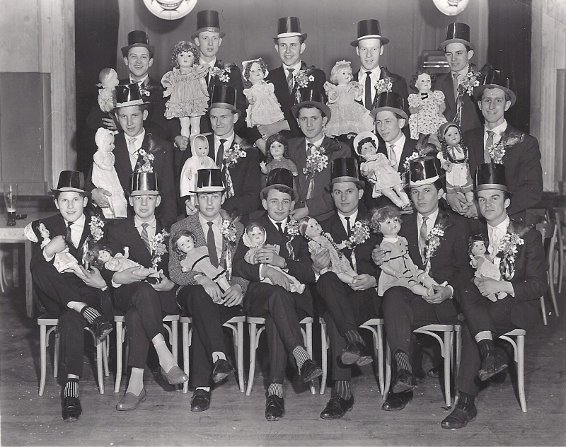 Die Jungen hatten 1957 Puppen als Partnerin.
